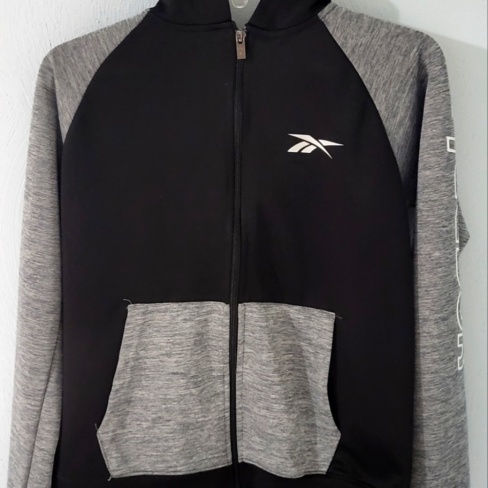 The brand is Reebok and the size L (14/16)